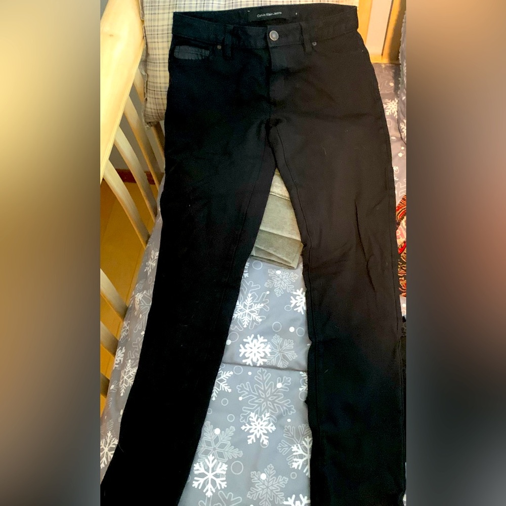 EUC - Calvin Klein Black Cropped Jeans Size 4 Retail $80. Selling $20
